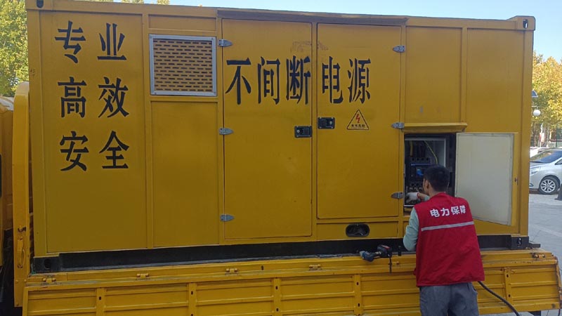 立山柴油发电机组和UPS电源配合使用时，如何避免切换过程中的电力中断？